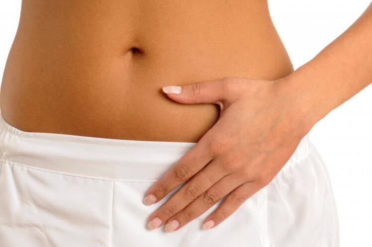 Dolor en la parte inferior del abdomen como síntoma de cistitis en mujeres.