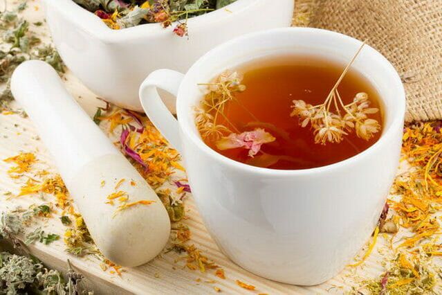 Decocción de hierbas para la cistitis.