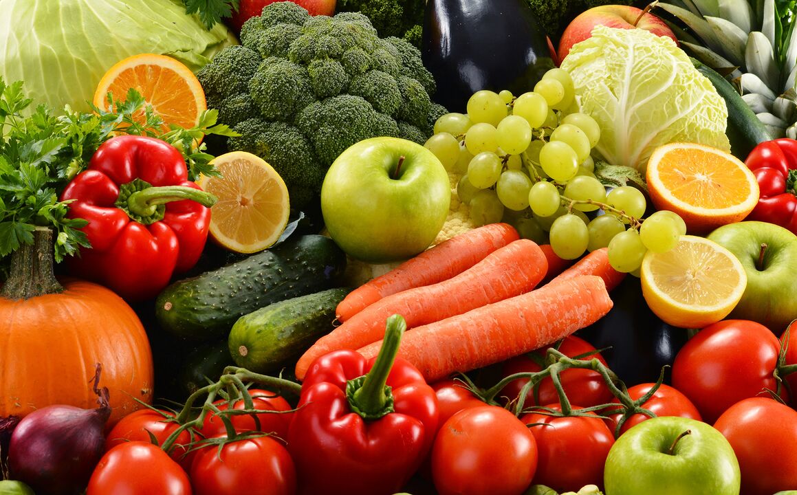 En caso de exacerbación de la cistitis, el menú debe incluir frutas y verduras frescas.