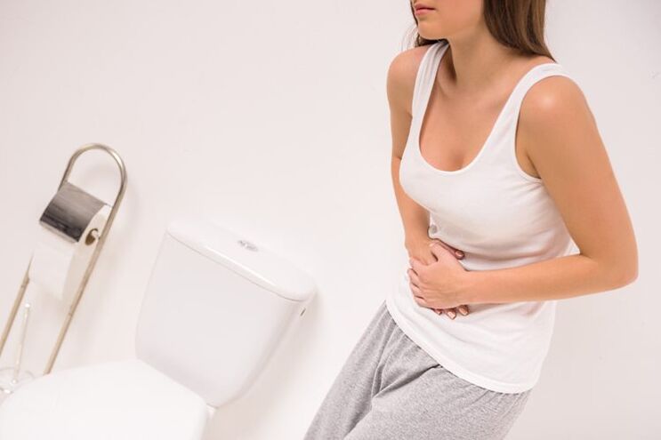 Los síntomas de la cistitis en las mujeres incluyen dolor en la parte inferior del abdomen y micción frecuente.