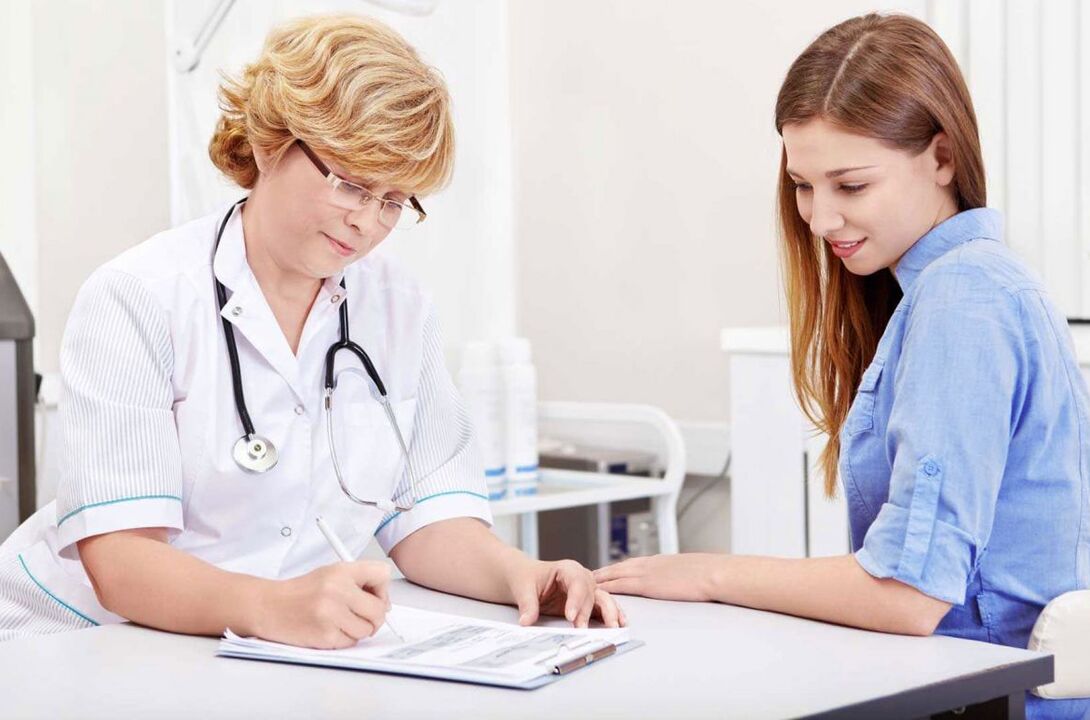 Para diagnosticar la cistitis, el médico prescribirá a la mujer pruebas diagnósticas.