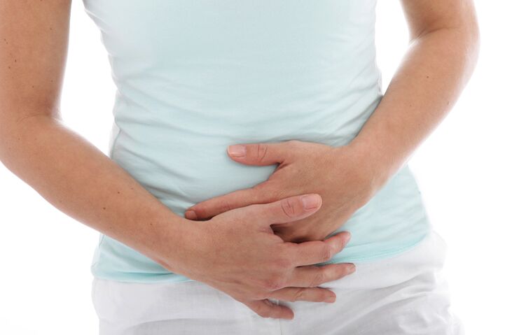 Uno de los signos de cistitis en una mujer es un dolor insoportable en la parte inferior del abdomen.